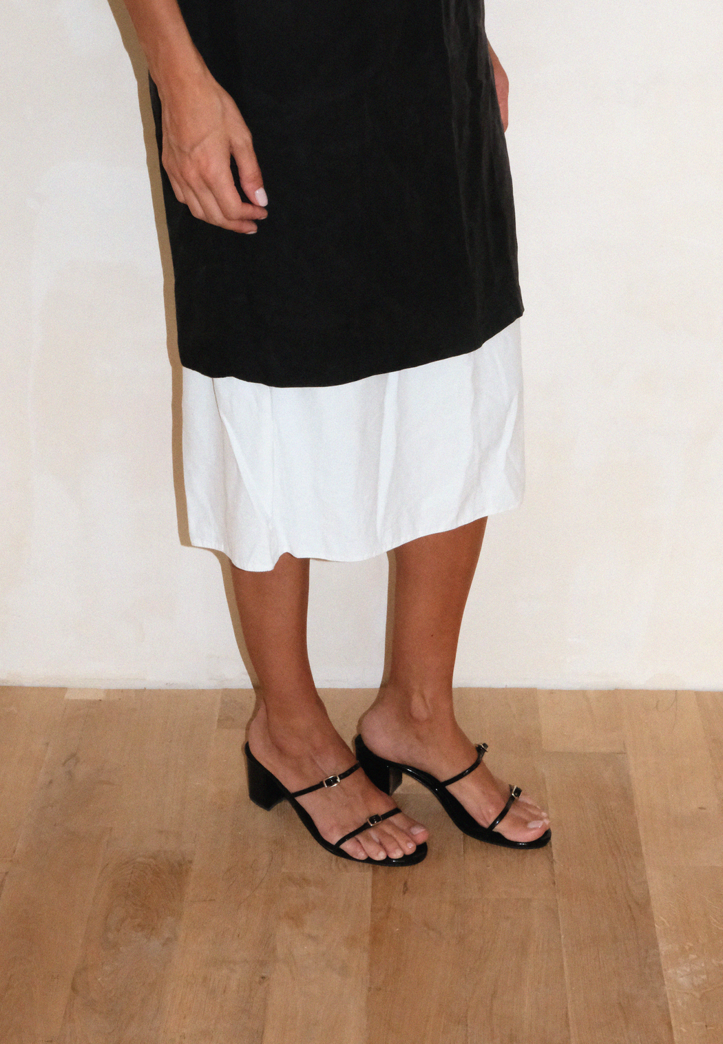 BUCKLE HEELED SANDALS | PATENT BLACK