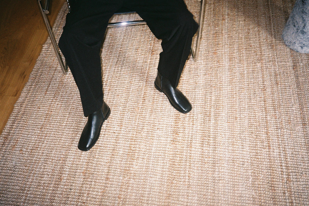 FLAT BOOTS — BLACK