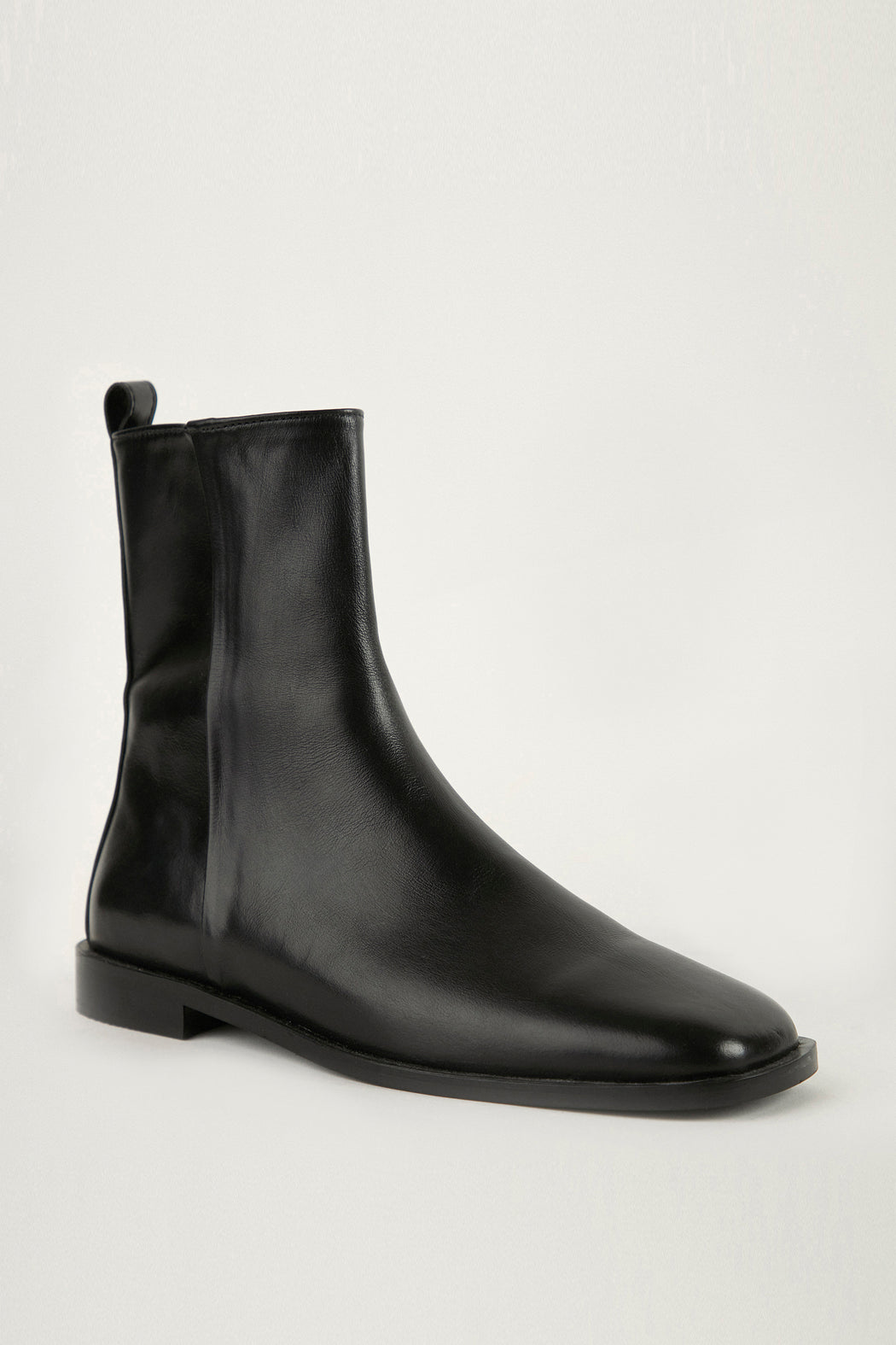 FLAT BOOTS — BLACK